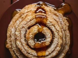 Nadýchaný, chrumkavý a sladučký: Zamotaný karamelový koláč z kysnutého cesta musíte ochutnať