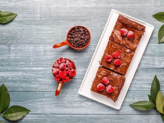RECEPT na dnes: Voňavé malinovo-čokoládové brownies – vláčny koláč, ktorému neodoláte