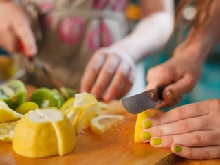 Citrónové ŠUPKY nevyhadzujte! V záhrade ich VYUŽIJETE lepšie než len v komposte
