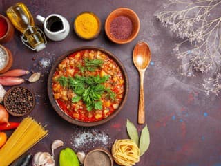RECEPT na dnes: Hustý GULÁŠ v zdravšej verzii – zabodujte BEZ MÄSA na záhradnej oslave!