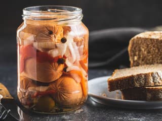 RECEPT na dnes: Poctivé krčmové utopence ako zo socializmu, ktoré nikdy nesklamú