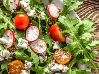 RECEPT na dnes: Jarný šalát s reďkovkou, hráškom a kozím syrom – svieže jedlo plné sezónnych chutí