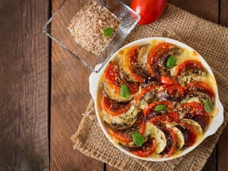 RECEPT na dnes: Zapekaný baklažán s mozzarellou – voňavá letná večera z pár surovín