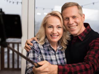 Vtipné pohľady na partnerské vzťahy: Čo ak láska nebeská časom chce byť radšej pozemská?