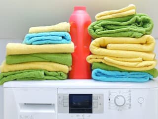 Skoncujte s večným problémom: Zabudnite na aviváž, vďaka prírodnému triku budú uteráky hebké a ako nové!