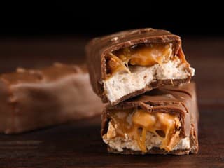 RECEPT na dnes: Oslaďte si život populárnou tyčinkou s jemným nugátom, arašidmi a hustým karamelom