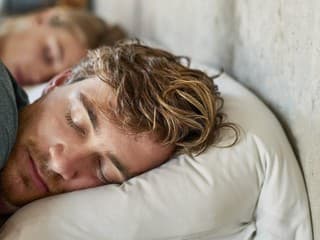 Mýtus o skvelom spánku mužov padol. Najhoršie noci prežíva konkrétna skupina z nich