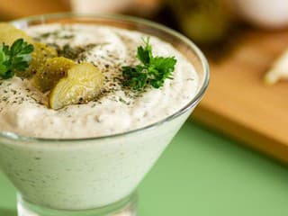 RECEPT na dnes: Pečená uhorka s jogurtom, cesnakom a bylinkami ako letná pochúťka