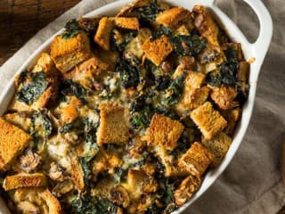 RECEPT na dnes: Chlebová pizza z rúry so šunkou, syrom a paradajkami ako sýta večera pre celú rodinu