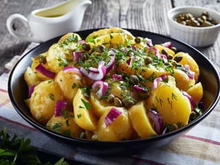RECEPT na dnes: Zemiakový šalát v odľahčenej verzii – kombinácia, ktorá vás nadchne