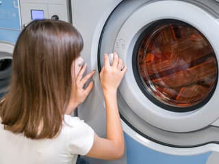 Trvá iba pár sekúnd a ochráni práčku: Aj jednoduchý návyk jej môže predĺžiť životnosť