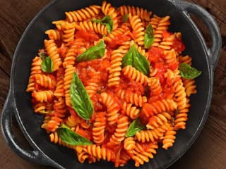 RECEPT na dnes: Krémové cestoviny s paradajkami, cesnakom a parmezánom, ktoré vás prenesú do Talianska