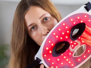 LED masky zažívajú obrovský boom: Fungujú, alebo ide len o ďalší kozmetický trend?