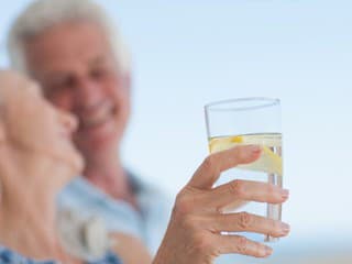 Pozor na častú chybu počas horúčav: Prečo by ste nemali piť len čistú vodu?
