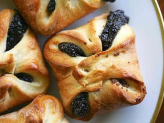 RECEPT na dnes: Makovo-višňové šatôčky s drobenkou a mandľami, ktorých sa nebudete vedieť dojesť