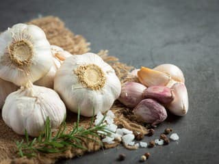 Jesenná výsadba cesnaku: Kedy je správny čas sadiť strúčiky a ako dopestovať obrie hlávky