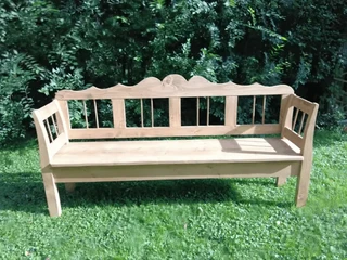 VIDEOTIP Vyrobte si záhradnú vidiecku lavicu: Láka na posedenie a váš letný oddych premení na rozprávku