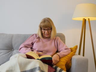 Odkryte tajomstvá našich starých mám: Ponorte sa do príbehu dedinských žien, ktoré niesli celý svet