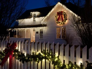 Najčastejšie chyby pri vešaní vianočných svetielok: Vyhnite sa týmto estetickým omylom