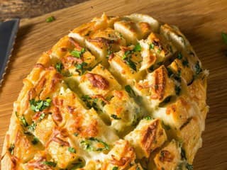 RECEPT na dnes: Voňavý trhaný cesnakovo-syrový chlieb z kysnutého cesta, ktorý je vysoko návykový
