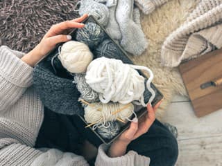 VIDEOTIP Populárne pletenie rukami je späť: Vankúš bez ihlíc zvládnu vytvoriť aj začiatočníci
