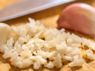Cesnak po nakrájaní hneď nevarte: Odborníci vysvetľujú, prečo sa oplatí počkať 10 minút