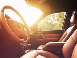 Auto na slnku ako časovaná bomba: Čo v ňom môže explodovať počas horúčav?