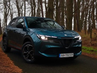 TEST: Alfa Romeo Junior Ibrida Speciale - kabelkový Talian má šmrnc