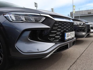 BYD uvádza na slovenský trh dva nové modely. Oba SUV, každý s iným pohonom aj cenou