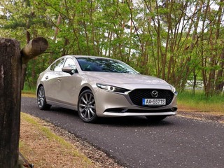 TEST: Mazda 3 2.5 Skyactiv G Takumi - veľký objem jej veľmi svedčí