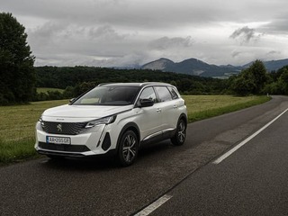 TEST: Peugeot 5008 Hybrid - Keď moderných MPV už takmer niet