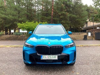 TEST: BMW X5 50e - šesť valcov a k tomu nabíjačka. Dá sa aj bez nej a funguje to