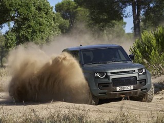 Boli sme pri tom: Land Rover DEFENDER OCTA: Nová V8 a brutálne schopnosti v teréne
