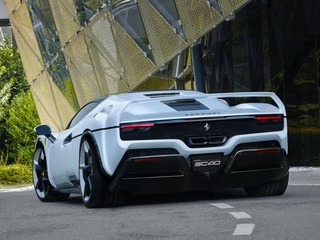 Keď chceš Ferrari ako za mladi, ale rýchle ako tie dnešné a máš veľa peňazí...