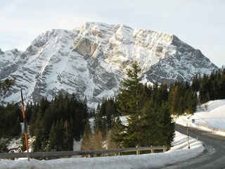 Cesty sú zjazdné, miestami je na vozovke kašovitý či zľadovatený sneh