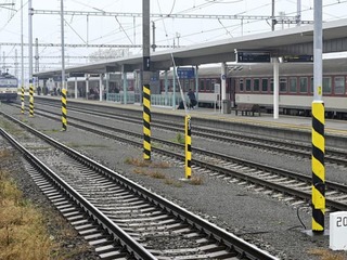 Cestujúcich vlakom z Bratislavy hneď za hranice s Maďarskom čaká dvojdňová výluka