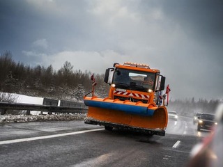 Diaľničiari počas predĺženého víkendu nasadili až 300 mechanizmov