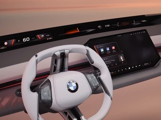 BMW ukázalo nový infotainmente pre Neue Klasse. Head-up displej cez celú palubku