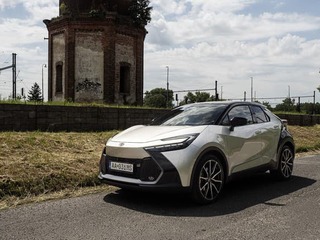 TEST: Toyota C-HR PHEV – troška napínania svalov a žalúdkov