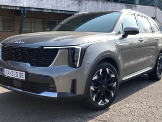 Nafta, automat, 4x4, 7 miest a vôňa kože. Toto auto vie ako potrápiť prémiovky