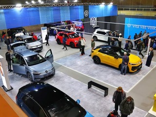 MEGA GALÉRIA z autosalónu v Nitre. Čína bojuje, ale Európa sa nevzdáva