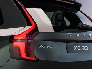 Volvo predstavilo nové Long Range plug-in hybridy XC60 a XC90 - obe autá majú zásadný háčik