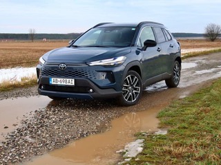 TEST: Toyota Corolla Cross - nová tvár, vylepšenia tam, kde boli žiaduce