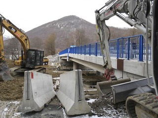 Katastrofálny stav mostov sa darí meniť. Po jednom. Tento je na východe
