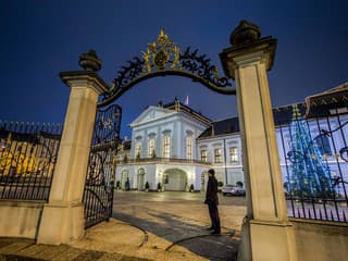 Horúčavy prerušili čestné stráženie pred Prezidentským palácom: Opatrenie na ochranu zdravia