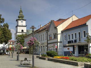 Prievidza rozkvitla originálnou jarnou výzdobou: Ručne vyrobené dekorácie skrášľujú ulice