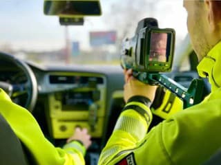 Vodič na D1 šokoval: Zákaz jazdy, vysoká rýchlosť aj drogy, polícia ho obvinila