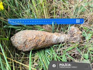 Žena našla v lese pri Sečovskej Polianke delostrelecký granát z vojny – zasahovala polícia aj pyrotechnik