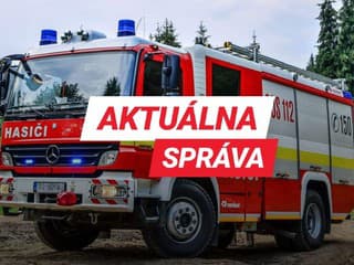 Aktuálne: V obci Vozokany horí strecha dvojdomu, hasiči bojujú s požiarom