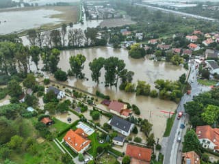 Naďalej platia na západe Slovenska výstrahy 3. stupňa pred povodňami